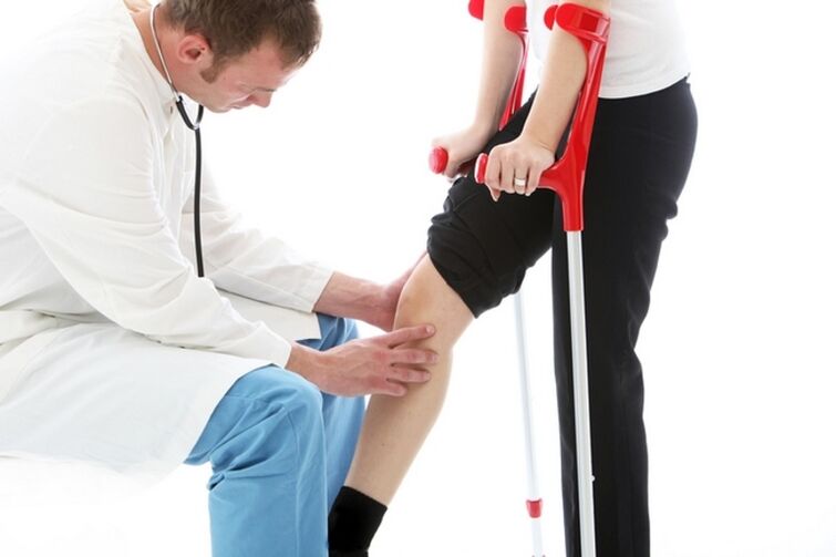 Knee inspection of a patient with arthrosis of the knee joint